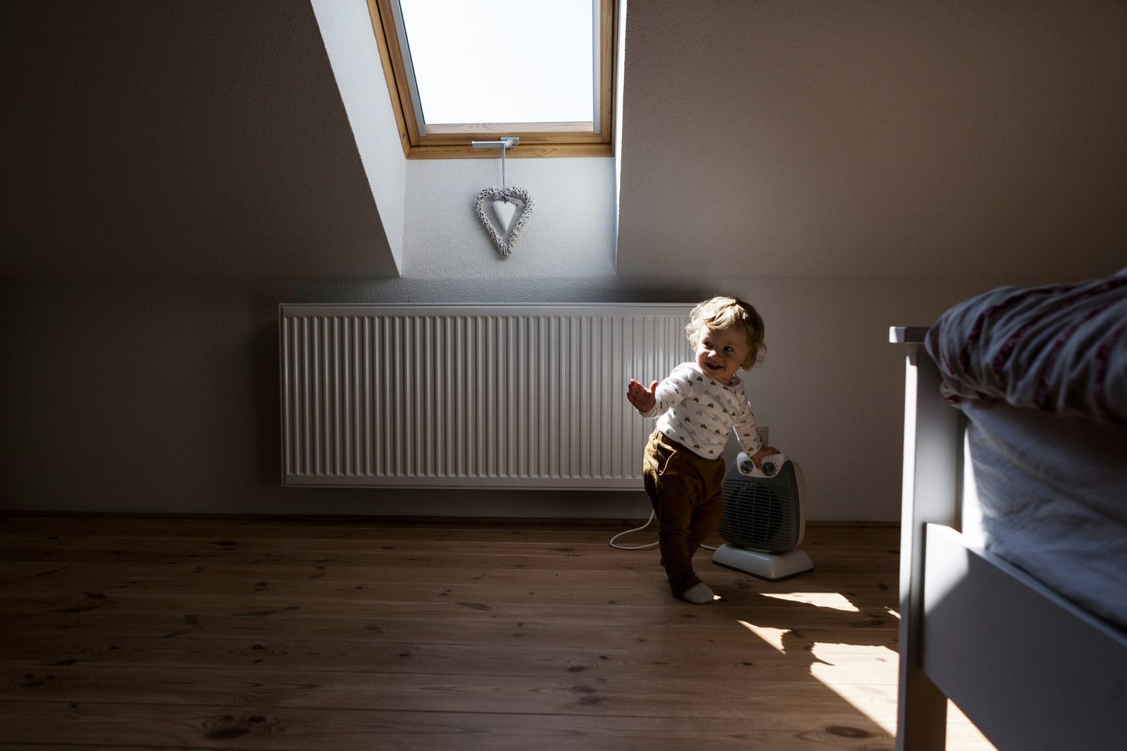 VVS-montör justerar radiatorventil för jämn värme