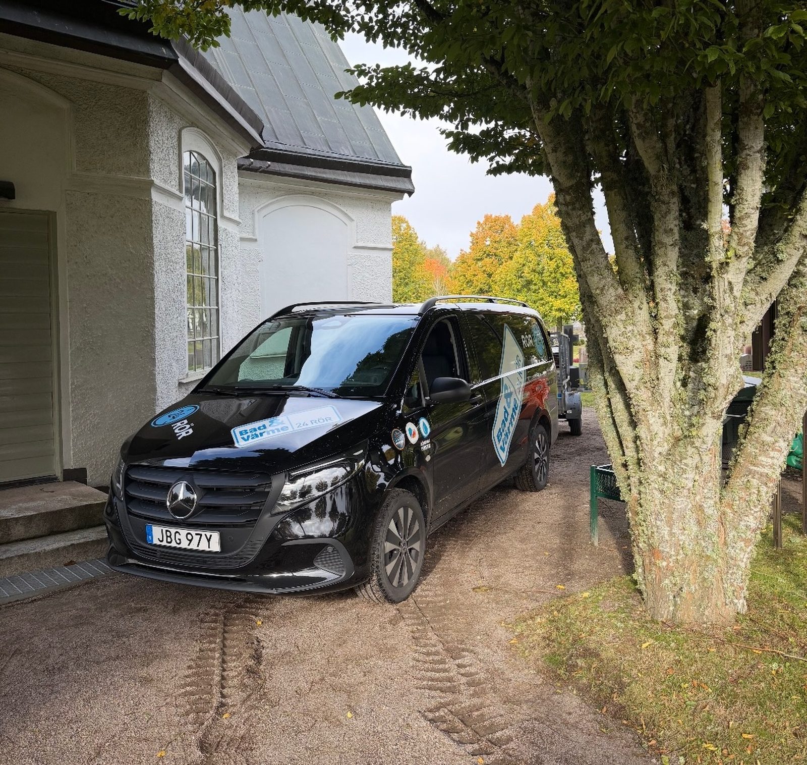 Servicebil från 24 RÖR - Växjö parkerad utanför uppdrag
