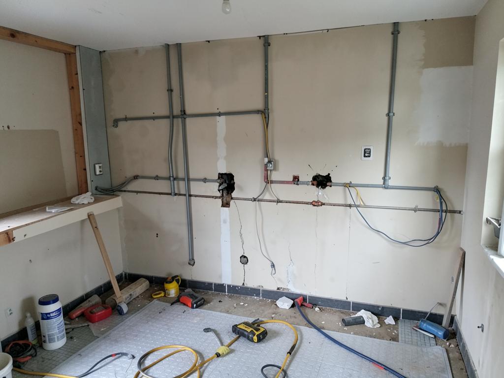 Kök under renovering – nya rör och eldragningar innan montage